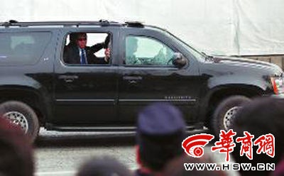24日下午4时许,米歇尔一行离开南门时,一名保镖坐在车里警惕地观察着路边的人群 本报记者 张杰 摄 24日下午4时许,米歇尔一行离开南门时,一名保镖坐在车里警惕地观察着路边的人群 本报记者 张杰 摄