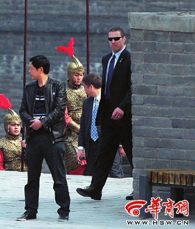 南门城墙上,一名带队的保镖一直走在米歇尔之前10余米的地方进行观察 本报记者 邓小卫 摄 南门城墙上,一名带队的保镖一直走在米歇尔之前10余米的地方进行观察 本报记者 邓小卫 摄